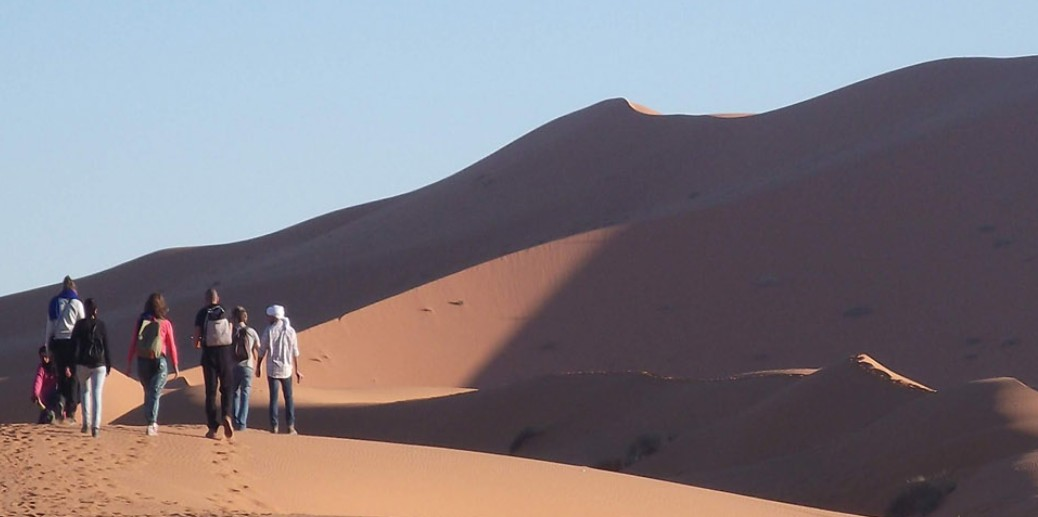 Persoas nunha duna do deserto.