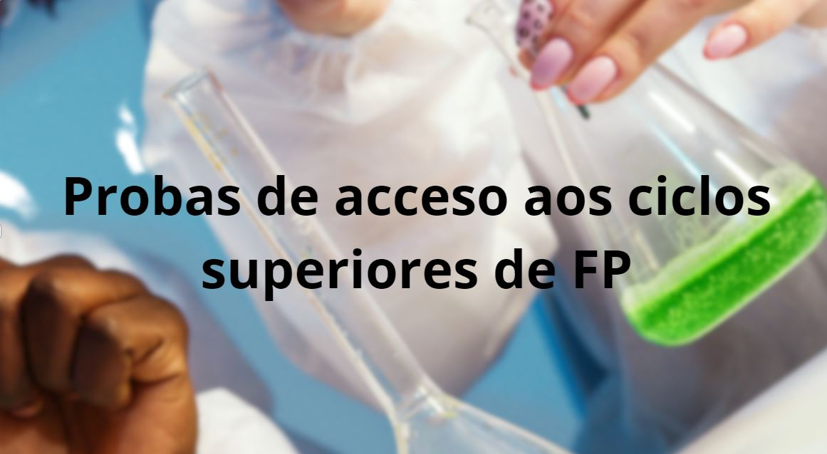 unhas mans suxentando matraces nun laboratorio