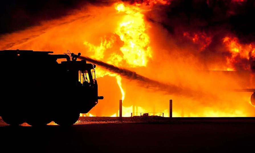 Camión apagando lume.