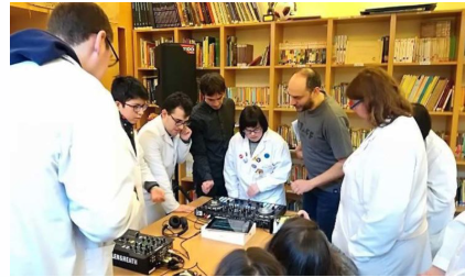 Fotografía dun grupo de persoas con discapacidade realizando un experimento nun laboratorio.