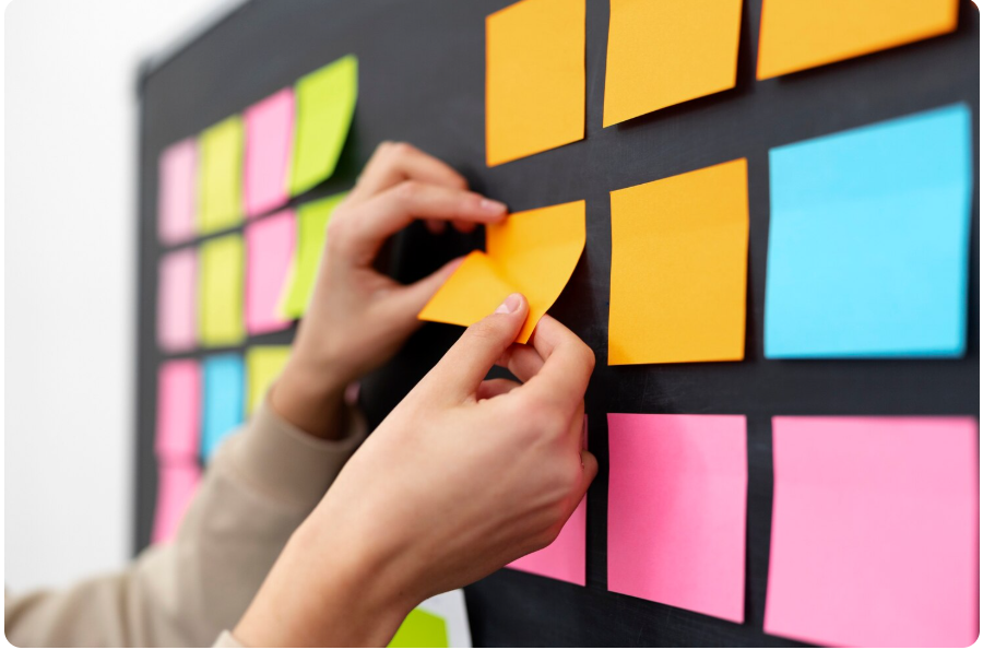 post-it de colores pegados sobre fondo negro