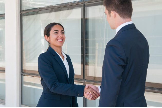 Fotografía dunha muller dando a man a un home.