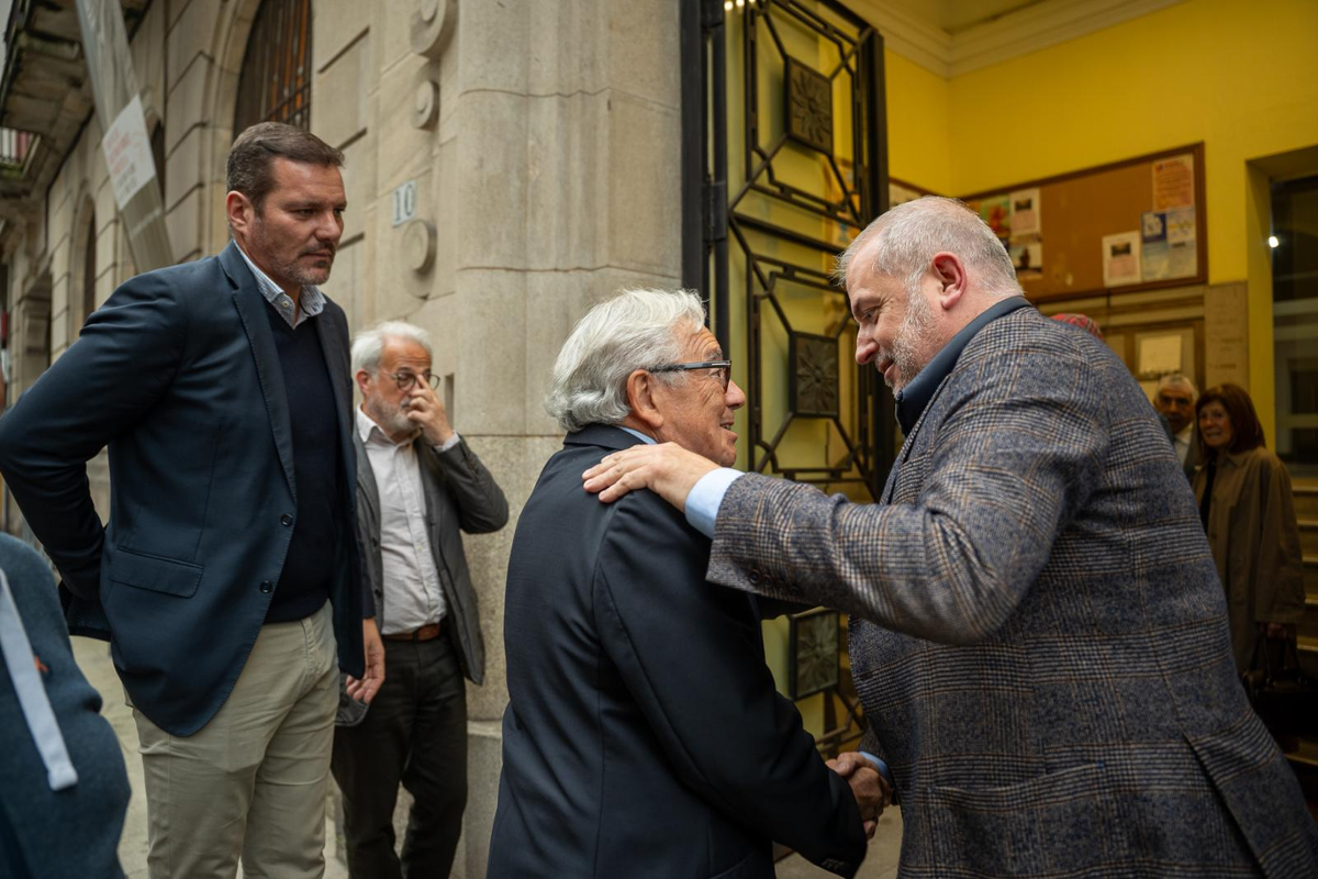 O concelleiro Gonzalo Castro con Reimóndez Portela.