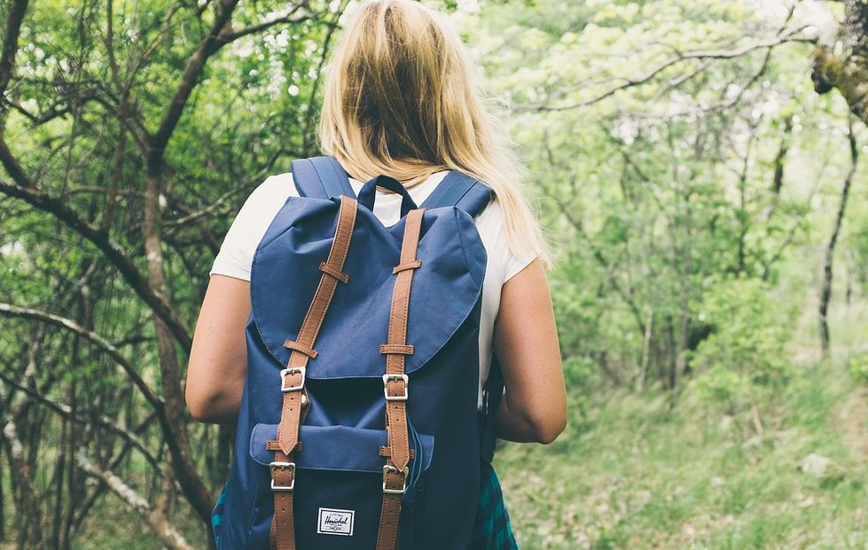 Moza cun peto ás costas. 