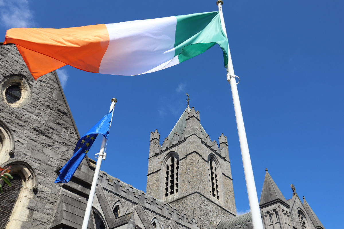 Bandeiras de Irlanda e da Unión Europea en Dublín