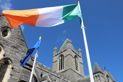 Bandeiras de Irlanda e da Unión Europea en Dublín