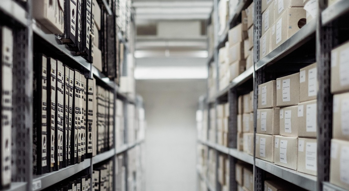 Dossieres e caixas nun arquivo.