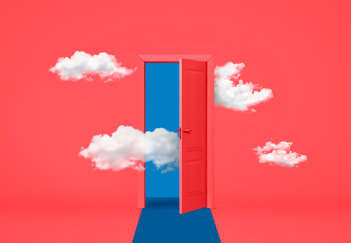 Puerta entreabierta con nubes entrando