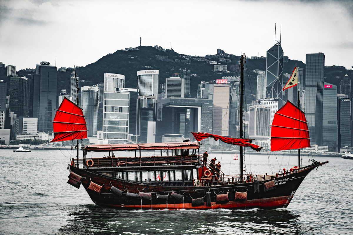 barco rojo en Hong Kong