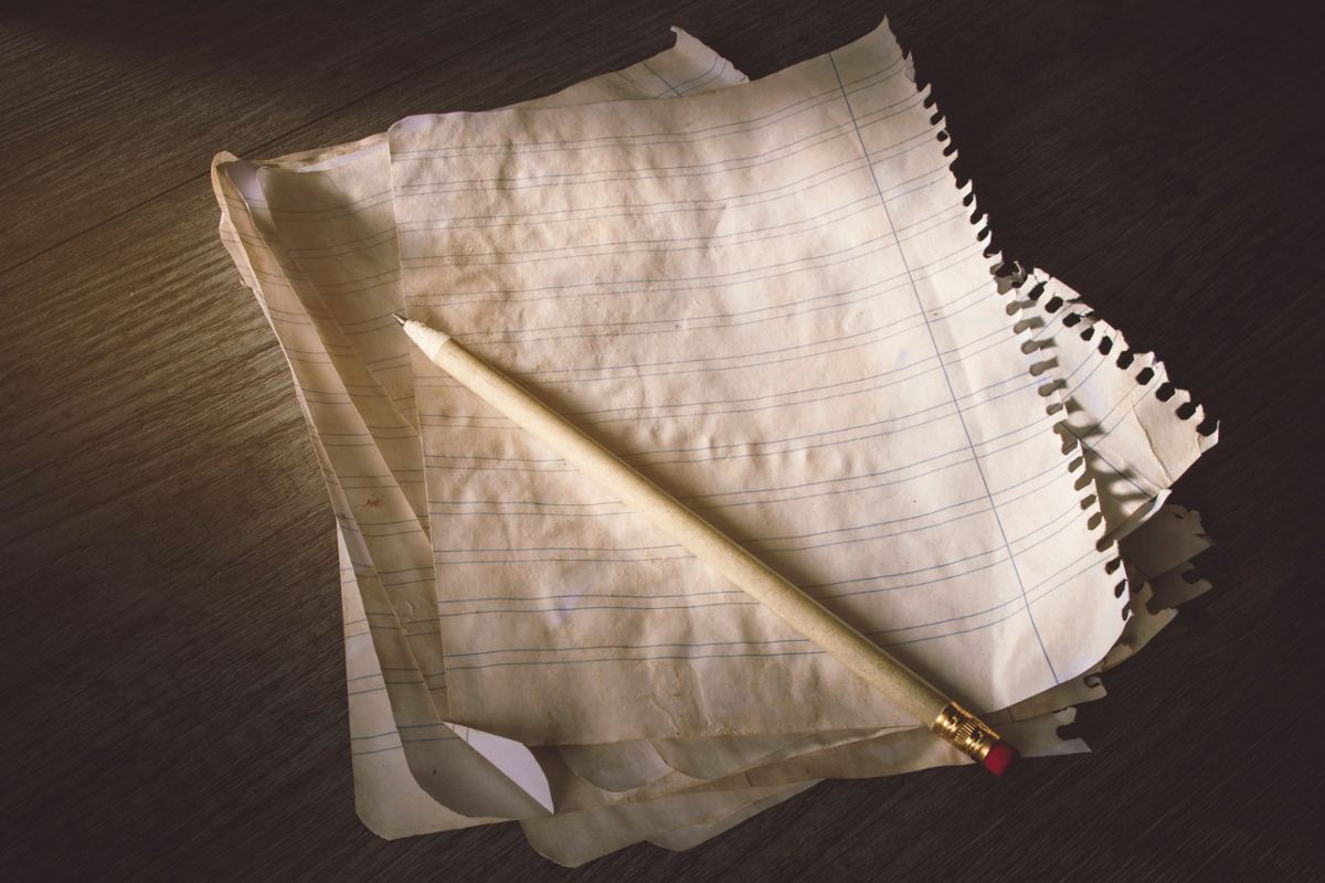 Lapis sobre páxinas de caderno engurradas