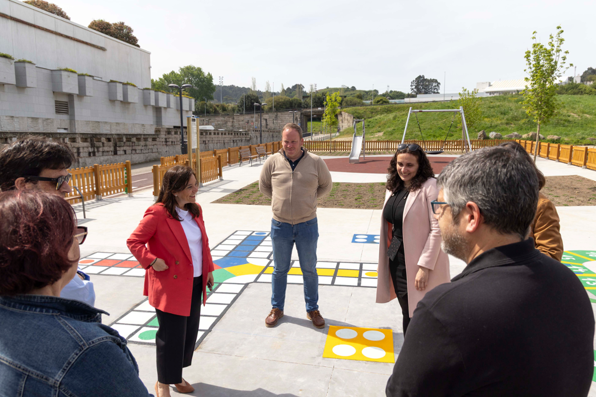 A alcaldesa, Inés Rey, na visita á nova área de esparexemento. 