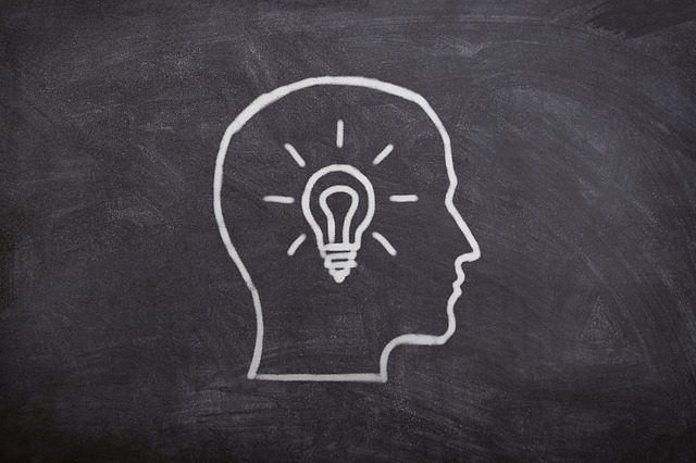 cabeza cunha bombilla dentro debuxada con tiza 