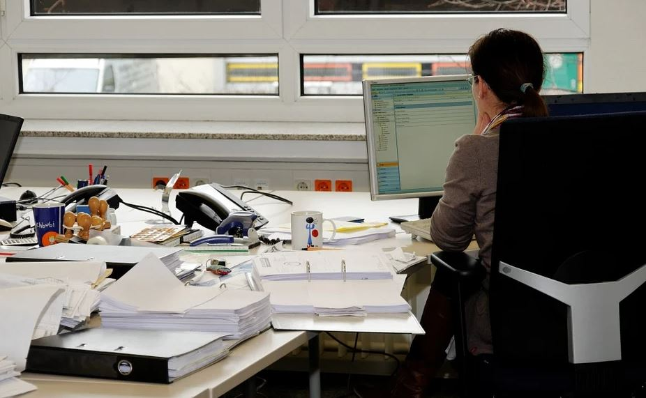 Muller traballando nunha oficina.