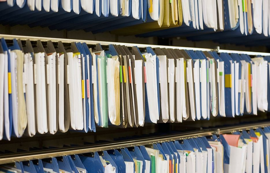Documentos en arquivadores.