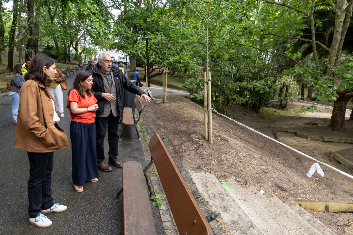 A alcaldesa, Inés Rey, na súa visita ás obras no parque de Santa Margarida.