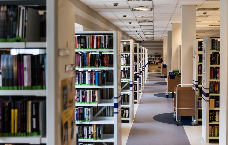 Estantes con libros nunha biblioteca.