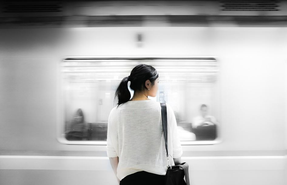 Mujer en una estación de metro.