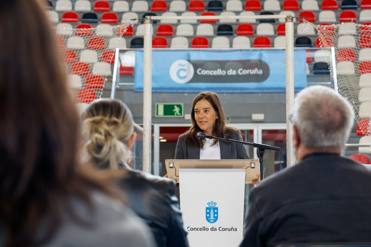 A alcaldesa, Inés Rey, presentando as actuacións. 