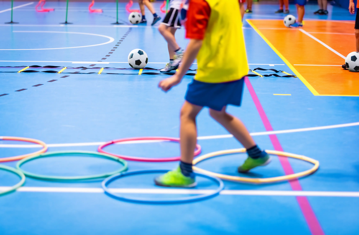 niño haciendo deporte