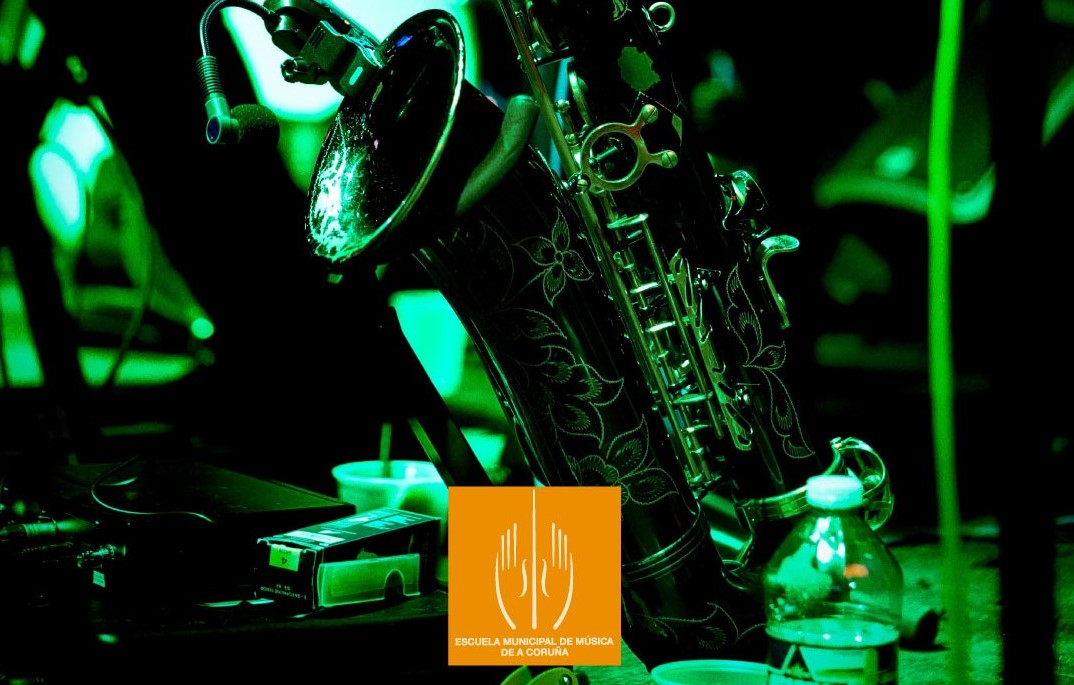 saxofón e logo da EMM 
