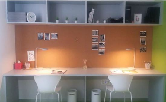 escritorio dun cuarto da residencia UDC na Coruña