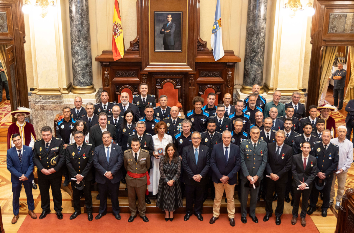A alcaldesa xunto aos axentes e personalidades homenaxeados.