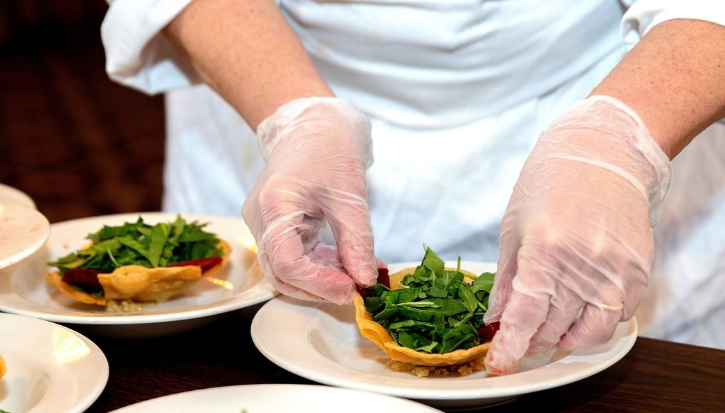 Persona preparando un plato de comida.