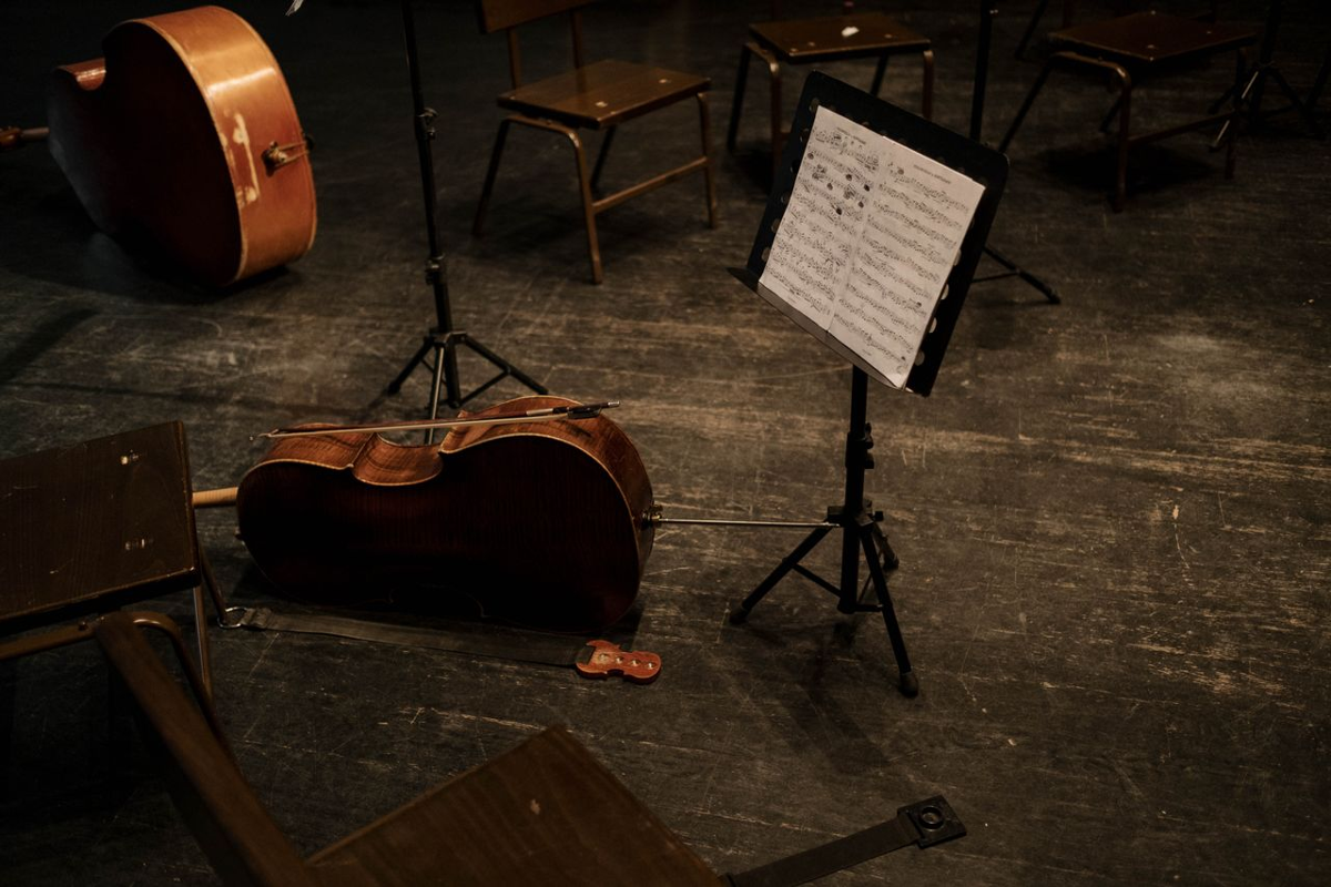 Violonchelo con partitura