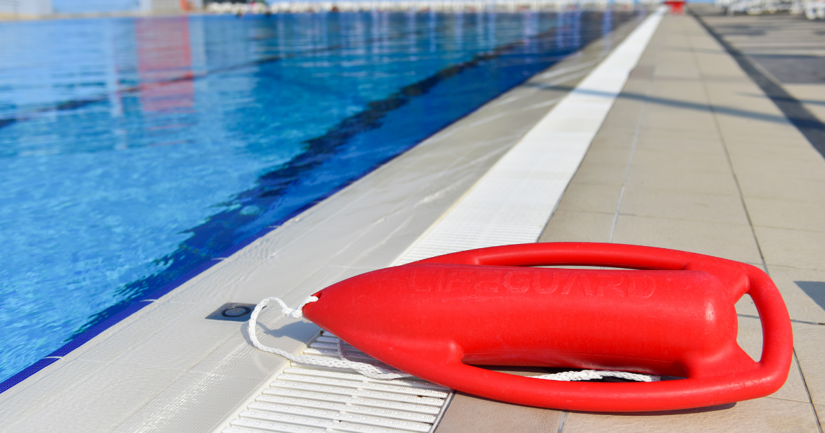 Fotografía dun salvavidas  nunha piscina.