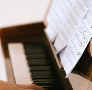 teclado de piano con partituras