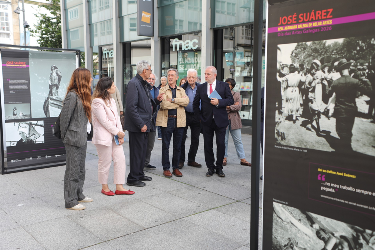 O concelleiro de Cultura e Turismo, Gonzalo Castro, na apertura da mostra na praza de Lugo. 