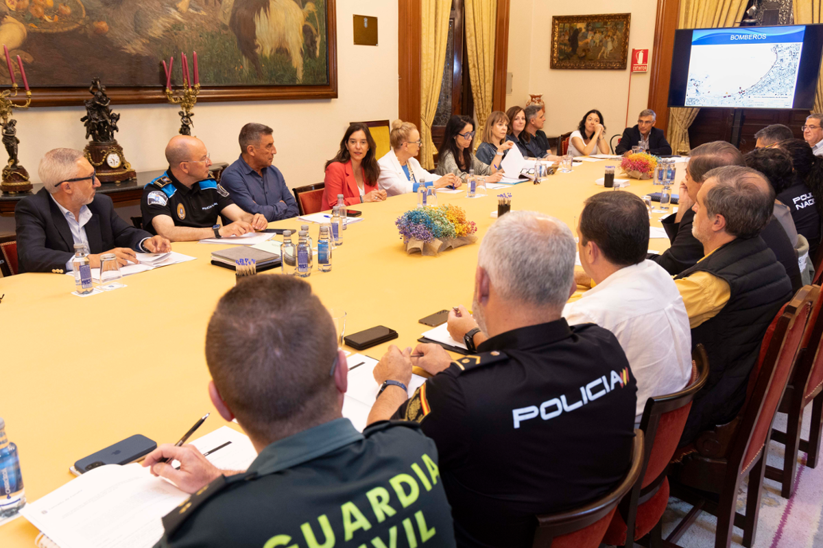 A alcaldesa, Inés Rey, presidindo hoxe a reunión. 