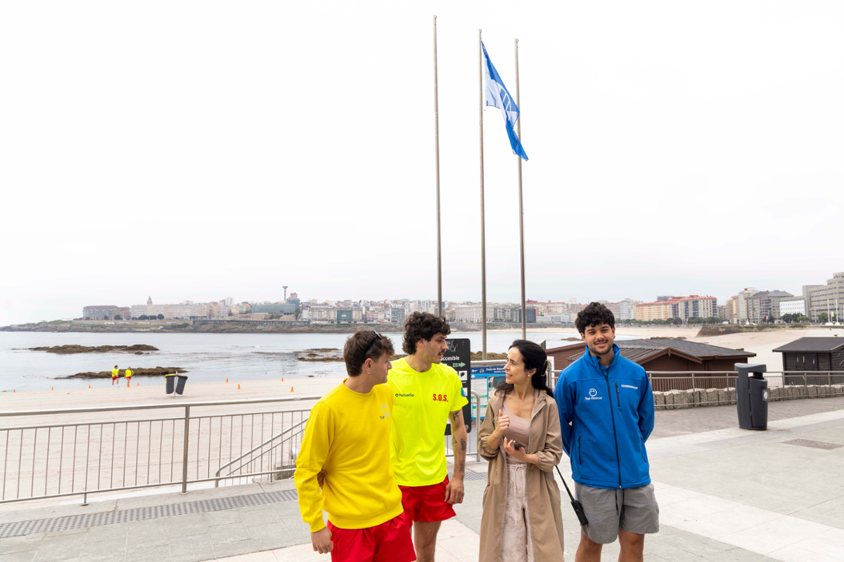 A concelleira de Medio Ambiente, Yoya Neira, no izado da bandeira azul na praia de Riazor. 