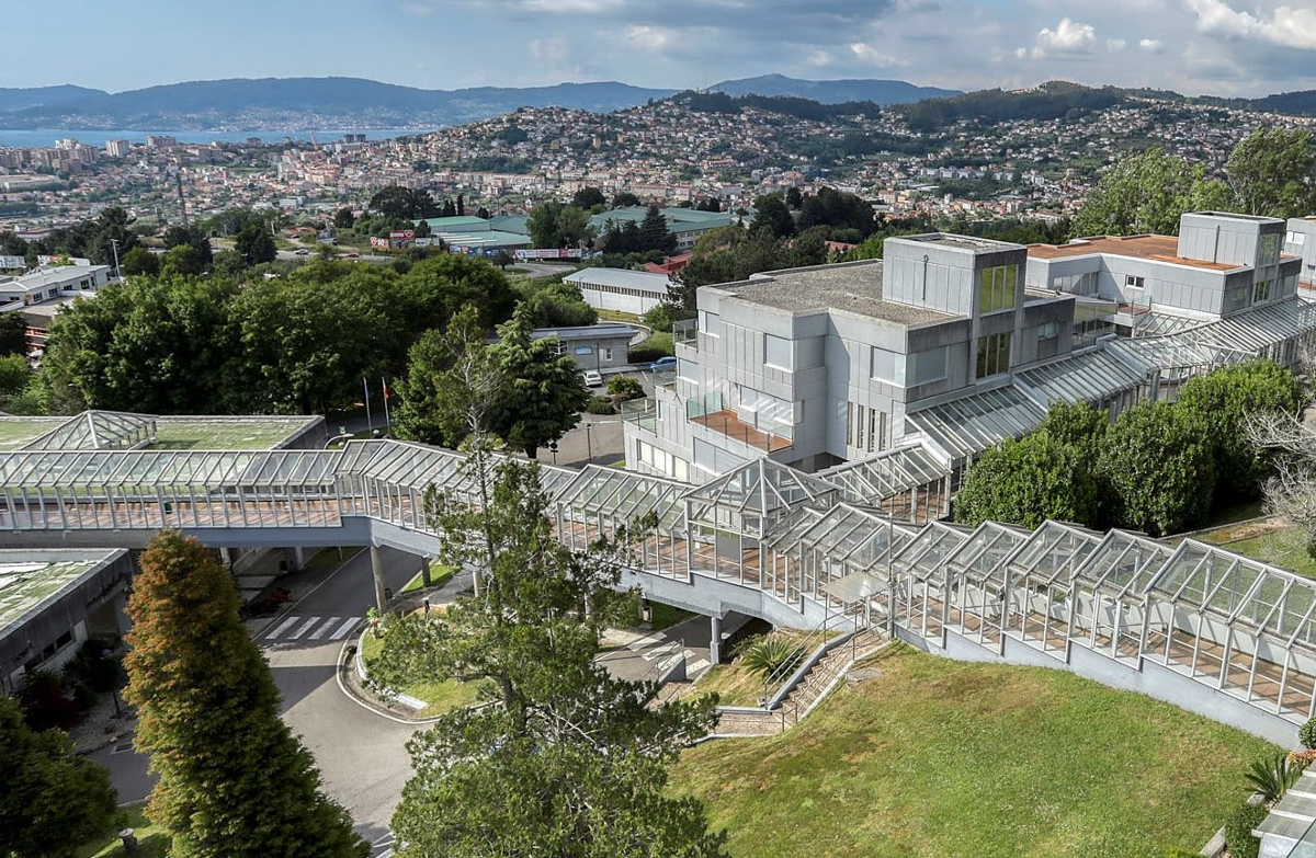 Panorámica da residencia coa cidade de Vigo ao fondo.