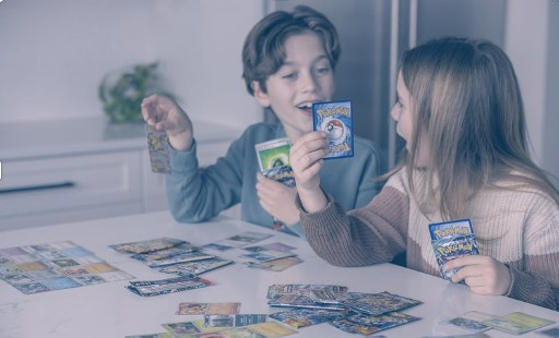 Fotografía de dos niños jugando a las cartas de Pokémon