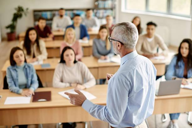 Un docente dando clase nunha universidade