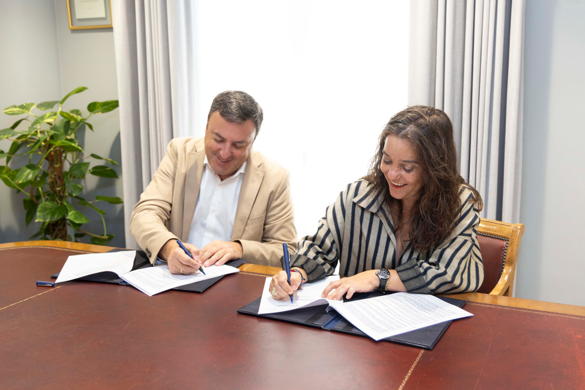 A alcaldesa, Inés Rey, e o presidente da Deputación, Valentín González Formoso, na sinatura do convenio.