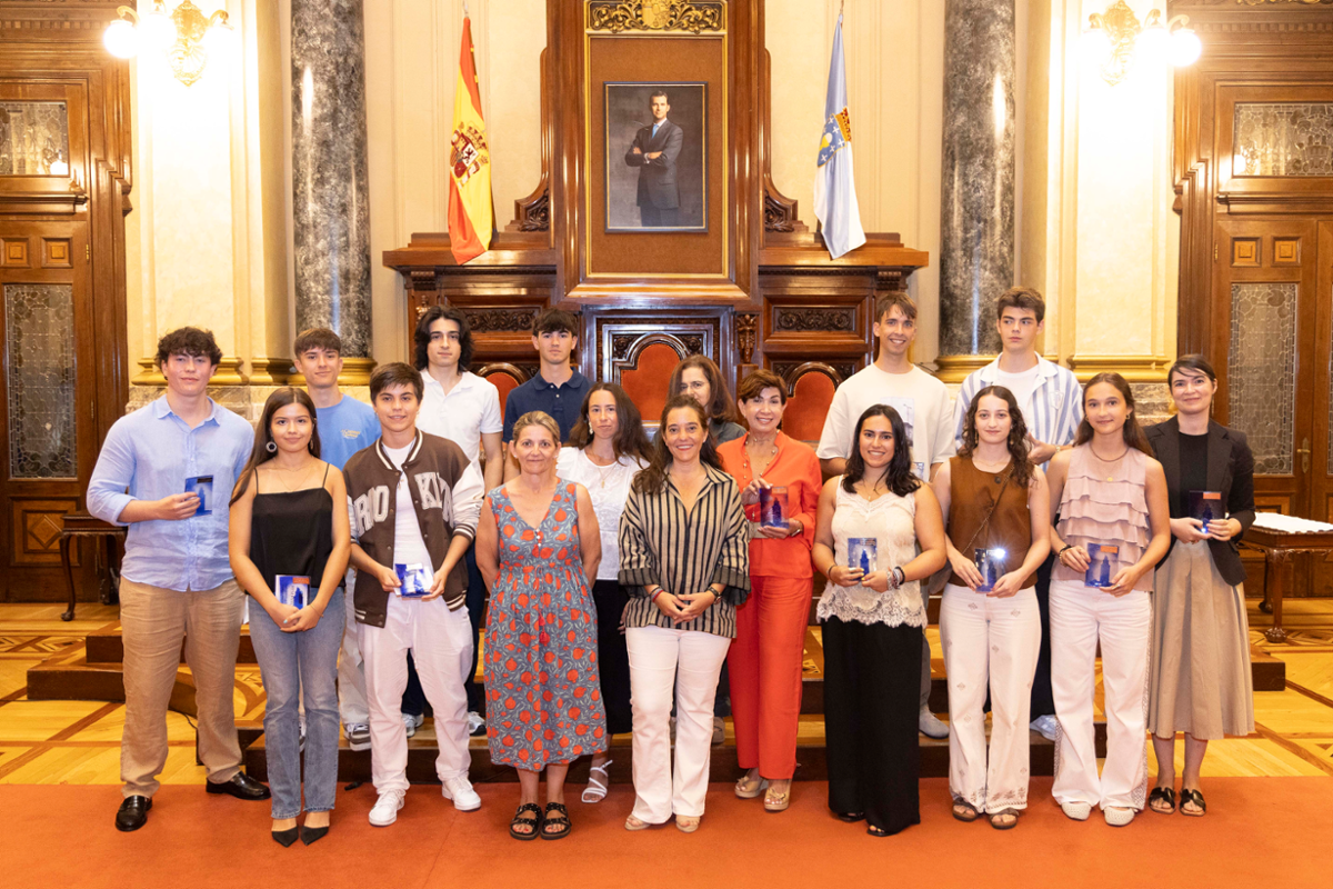 A alcaldesa, Inés Rey, cos alumnos na recepción.