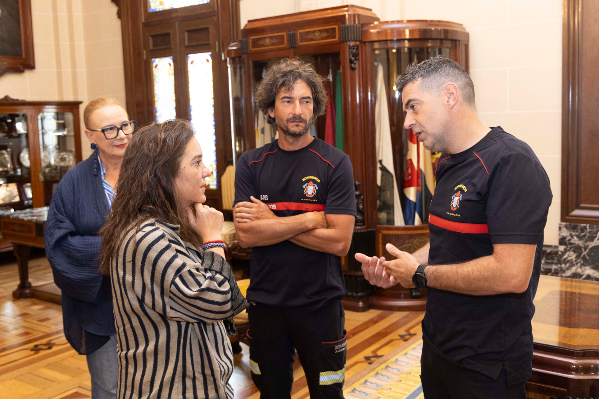 A alcaldesa, Inés Rey, xunto a Carlos Blanco Puey e David Hermida.