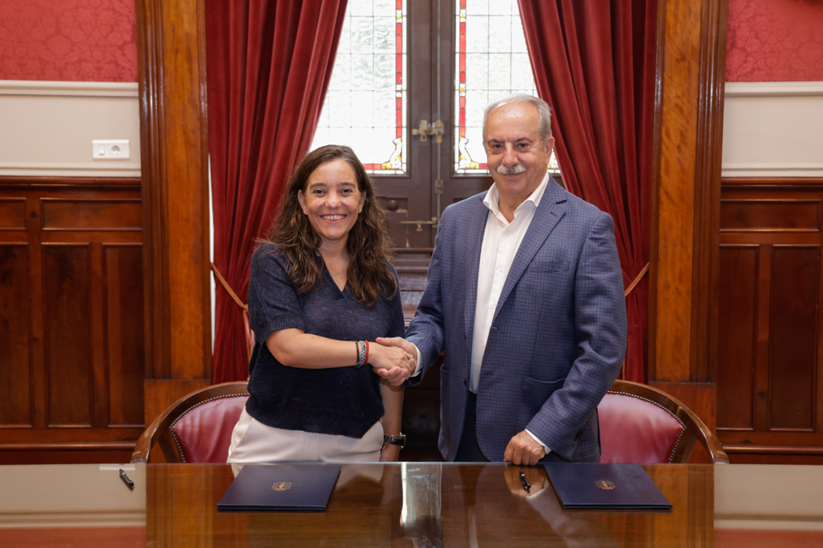 A alcaldesa, Inés Rey, na sinatura dun dos convenios hoxe en María Pita.