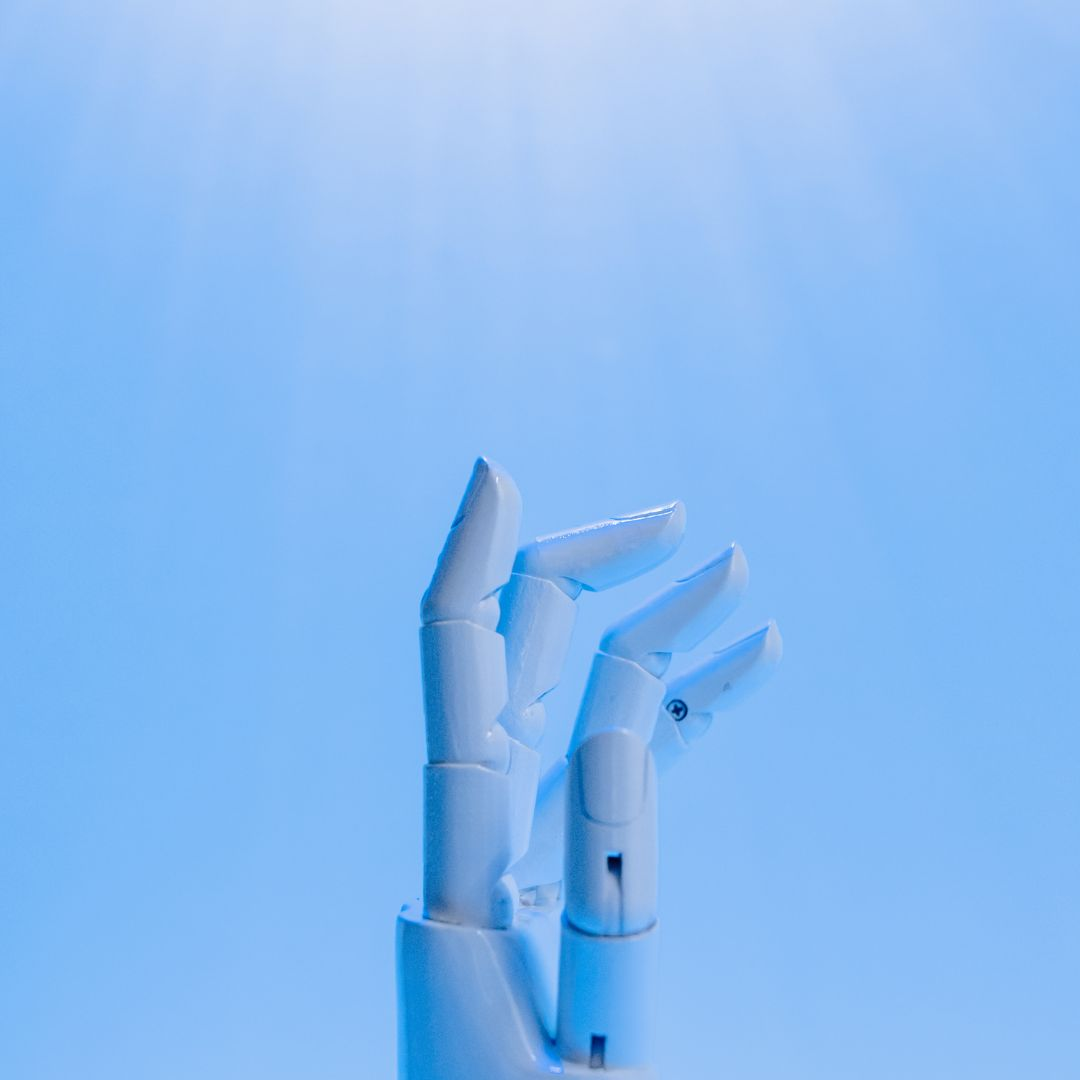Fotografía das mans dun robot.