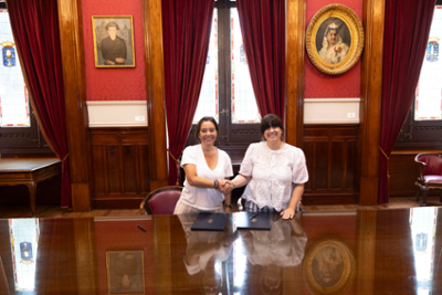 A alcaldesa, Inés Rey, asinando o convenio coa Federación de Anpas.