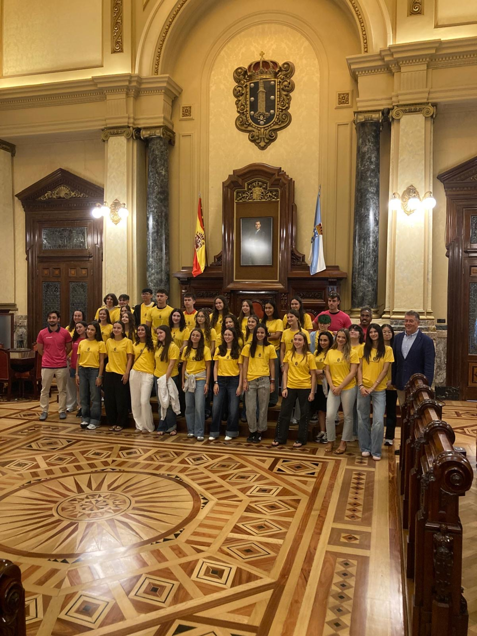 Os alumnos e alumnas co concelleiro en María Pita. 