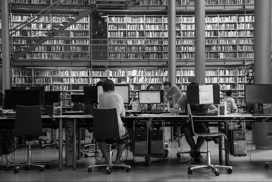 Estudantes nunha biblioteca.