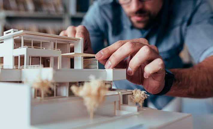 Persoa construíndo unha maqueta