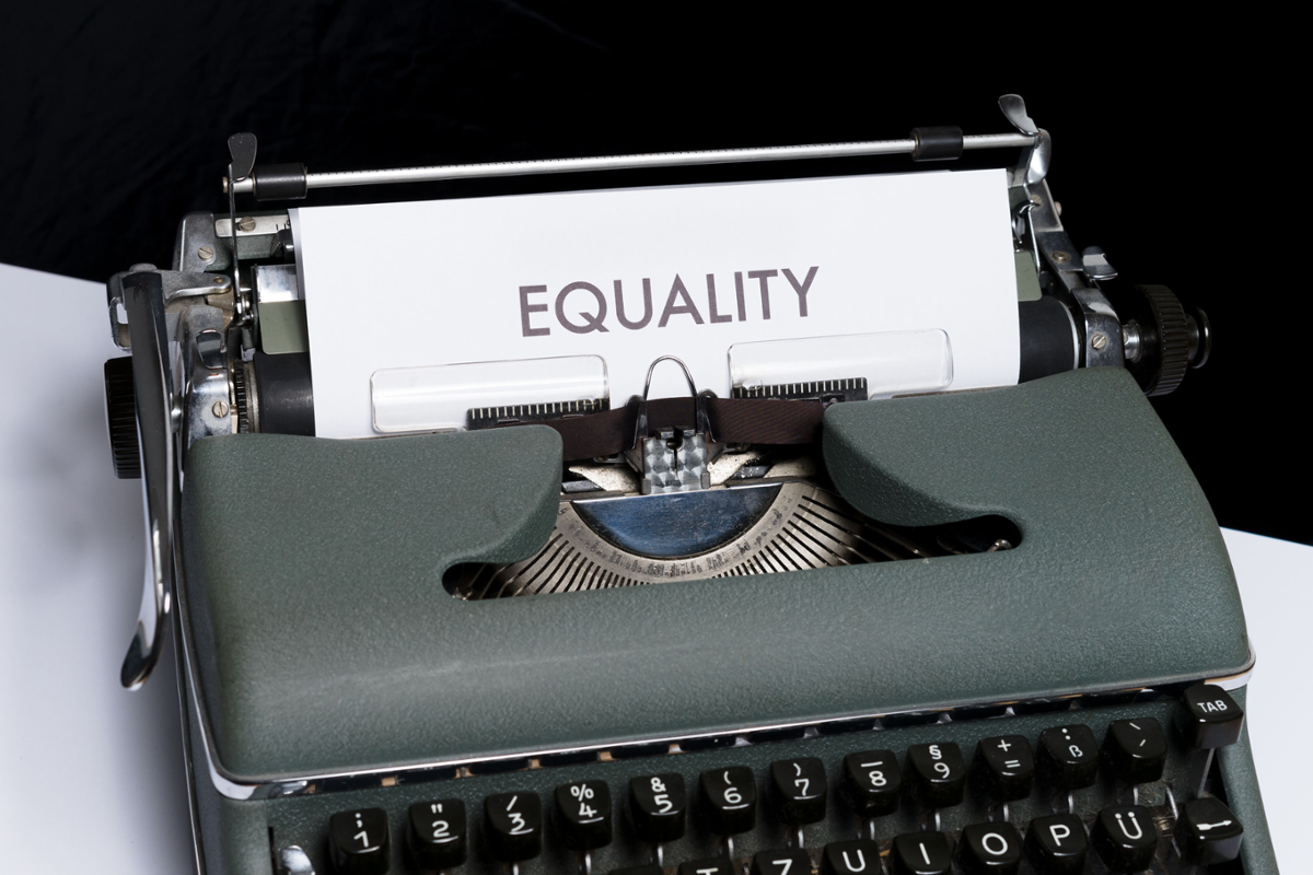 Máquina de escribir con folio escrito no que pon a palabra equality