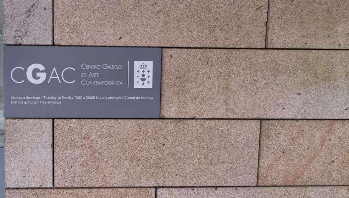 Parede coa placa co nome do CGAC e o horario de apertura.