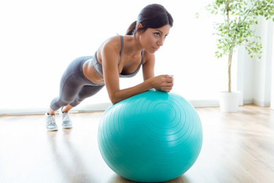 Persoa practicando pilates