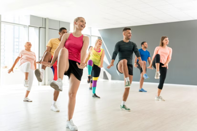 Grupo de persoas facendo aerobic