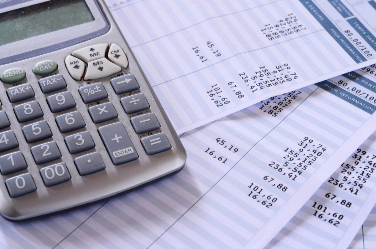 Follas de nóminas e calculadora.